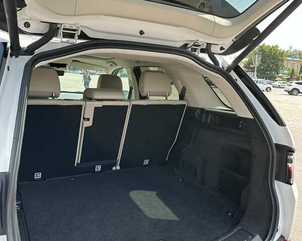 Белый Ленд Ровер Discovery Sport, объемом двигателя 2 л и пробегом 73 тыс. км за 29200 $, фото 19 на Automoto.ua