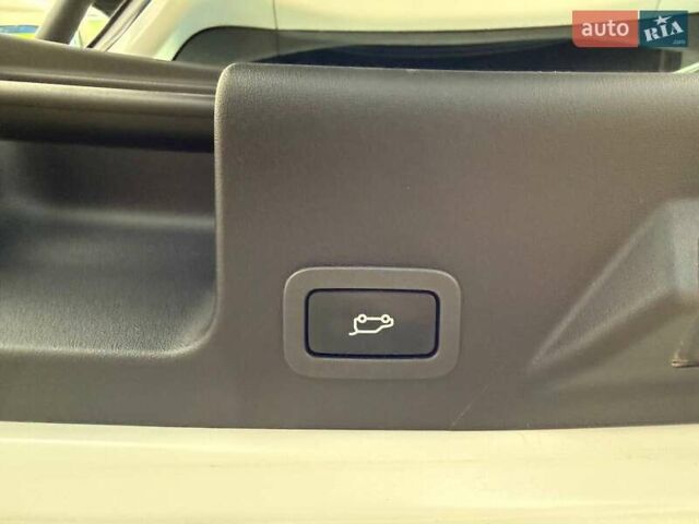 Белый Ленд Ровер Discovery Sport, объемом двигателя 2 л и пробегом 128 тыс. км за 24990 $, фото 10 на Automoto.ua