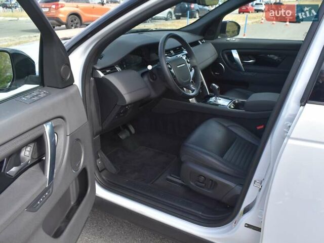 Белый Ленд Ровер Discovery Sport, объемом двигателя 2 л и пробегом 92 тыс. км за 28500 $, фото 2 на Automoto.ua