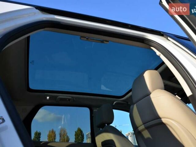 Белый Ленд Ровер Discovery Sport, объемом двигателя 2 л и пробегом 141 тыс. км за 25500 $, фото 51 на Automoto.ua