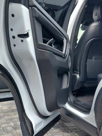 Белый Ленд Ровер Discovery Sport, объемом двигателя 2 л и пробегом 131 тыс. км за 27999 $, фото 47 на Automoto.ua