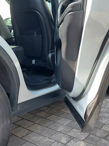 Белый Ленд Ровер Discovery Sport, объемом двигателя 2 л и пробегом 131 тыс. км за 27999 $, фото 59 на Automoto.ua