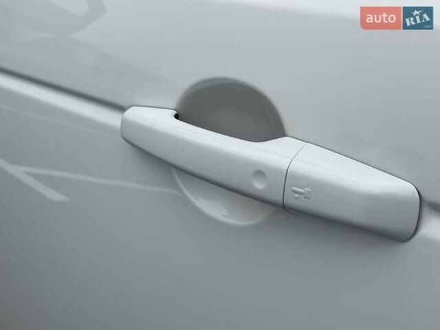 Белый Ленд Ровер Discovery Sport, объемом двигателя 2 л и пробегом 72 тыс. км за 37000 $, фото 7 на Automoto.ua