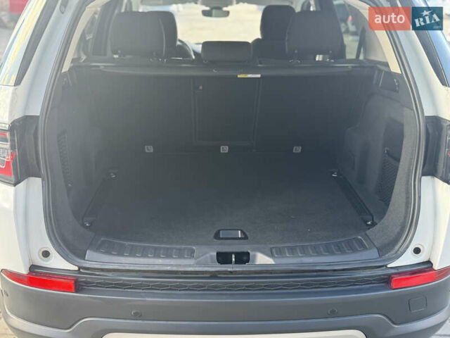 Белый Ленд Ровер Discovery Sport, объемом двигателя 2 л и пробегом 55 тыс. км за 23800 $, фото 15 на Automoto.ua