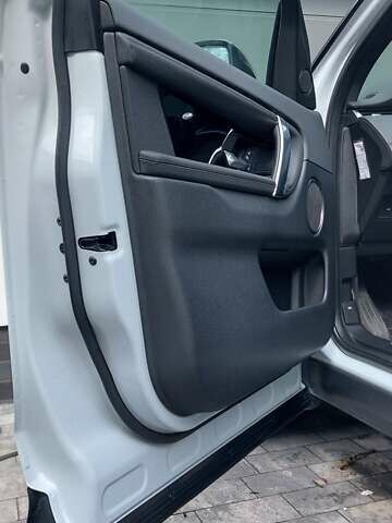 Белый Ленд Ровер Discovery Sport, объемом двигателя 2 л и пробегом 131 тыс. км за 27999 $, фото 46 на Automoto.ua