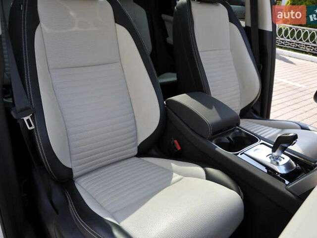 Білий Ленд Ровер Discovery Sport, об'ємом двигуна 2 л та пробігом 37 тис. км за 35000 $, фото 25 на Automoto.ua