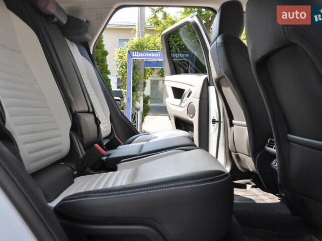 Білий Ленд Ровер Discovery Sport, об'ємом двигуна 2 л та пробігом 37 тис. км за 35000 $, фото 17 на Automoto.ua