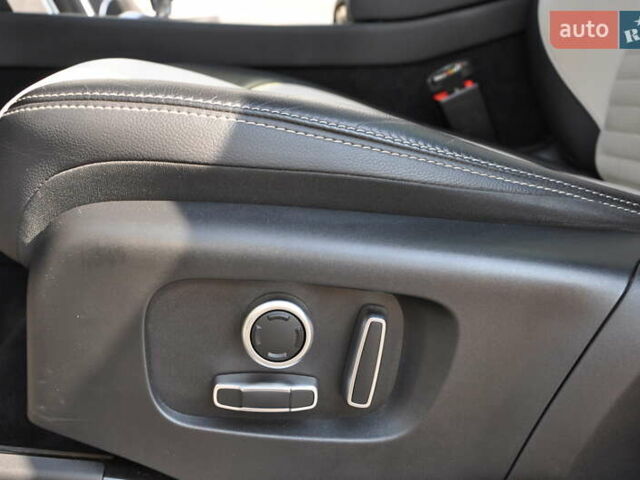 Білий Ленд Ровер Discovery Sport, об'ємом двигуна 2 л та пробігом 37 тис. км за 35000 $, фото 30 на Automoto.ua