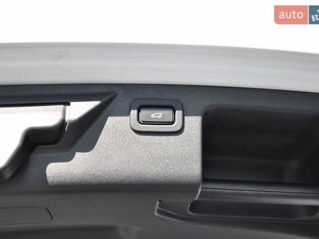 Білий Ленд Ровер Discovery Sport, об'ємом двигуна 2 л та пробігом 37 тис. км за 35000 $, фото 7 на Automoto.ua