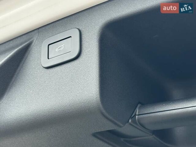 Белый Ленд Ровер Discovery Sport, объемом двигателя 1.5 л и пробегом 18 тыс. км за 65900 $, фото 33 на Automoto.ua