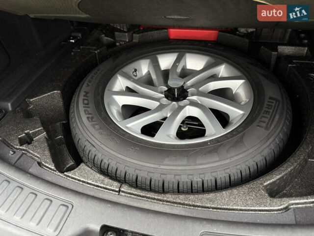 Черный Ленд Ровер Discovery Sport, объемом двигателя 2 л и пробегом 129 тыс. км за 17600 $, фото 17 на Automoto.ua