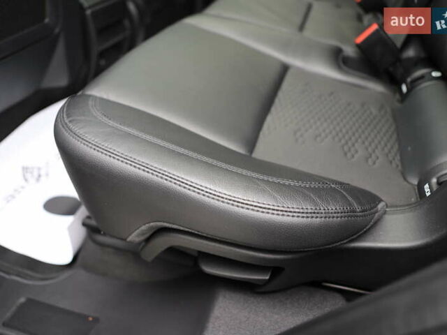 Черный Ленд Ровер Discovery Sport, объемом двигателя 2 л и пробегом 142 тыс. км за 23899 $, фото 131 на Automoto.ua