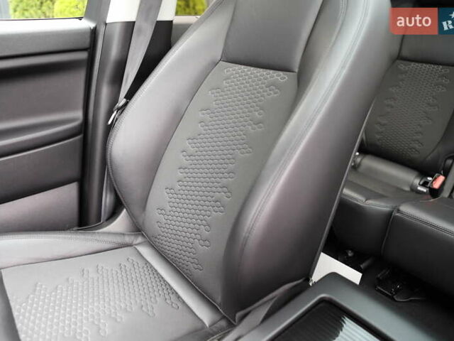 Черный Ленд Ровер Discovery Sport, объемом двигателя 2 л и пробегом 142 тыс. км за 23899 $, фото 116 на Automoto.ua