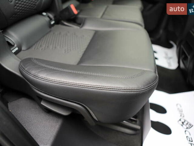 Черный Ленд Ровер Discovery Sport, объемом двигателя 2 л и пробегом 142 тыс. км за 23899 $, фото 152 на Automoto.ua