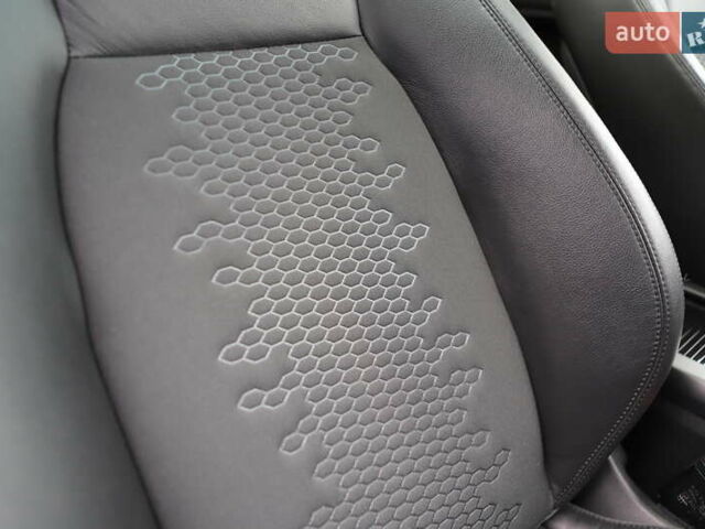 Черный Ленд Ровер Discovery Sport, объемом двигателя 2 л и пробегом 142 тыс. км за 23899 $, фото 139 на Automoto.ua