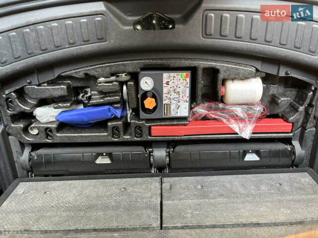 Серый Ленд Ровер Discovery Sport, объемом двигателя 2 л и пробегом 182 тыс. км за 21400 $, фото 17 на Automoto.ua