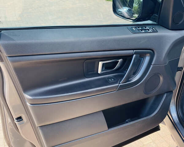 Серый Ленд Ровер Discovery Sport, объемом двигателя 2 л и пробегом 228 тыс. км за 20300 $, фото 8 на Automoto.ua