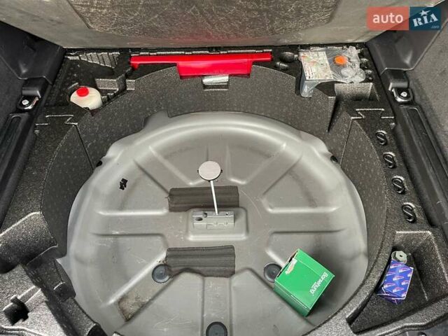 Серый Ленд Ровер Discovery Sport, объемом двигателя 2 л и пробегом 114 тыс. км за 19999 $, фото 27 на Automoto.ua