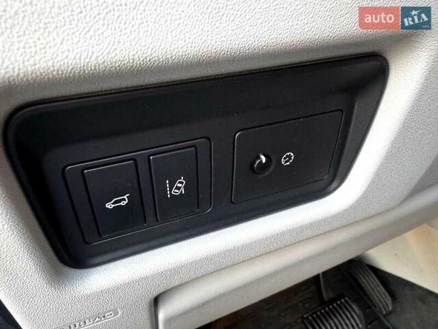 Серый Ленд Ровер Discovery Sport, объемом двигателя 2 л и пробегом 110 тыс. км за 24600 $, фото 20 на Automoto.ua