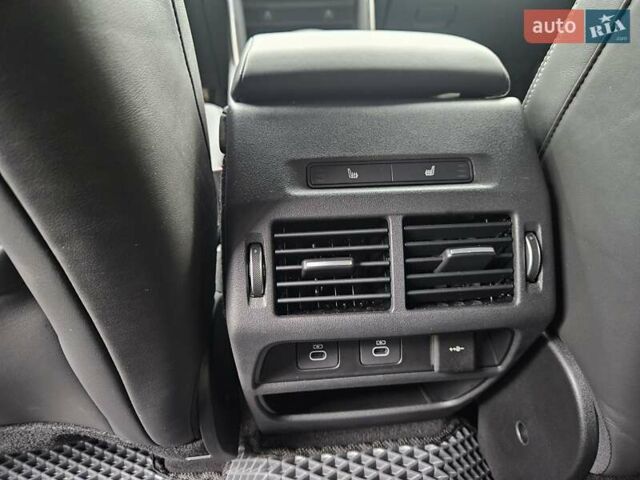 Синий Ленд Ровер Discovery Sport, объемом двигателя 2 л и пробегом 15 тыс. км за 51890 $, фото 28 на Automoto.ua