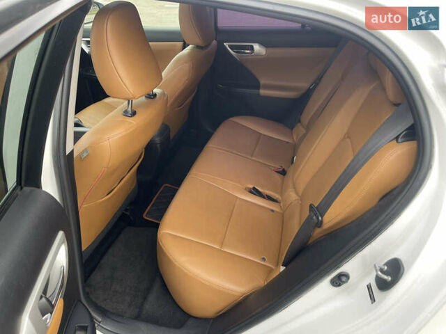 Белый Лексус СТ, объемом двигателя 1.8 л и пробегом 184 тыс. км за 11000 $, фото 9 на Automoto.ua