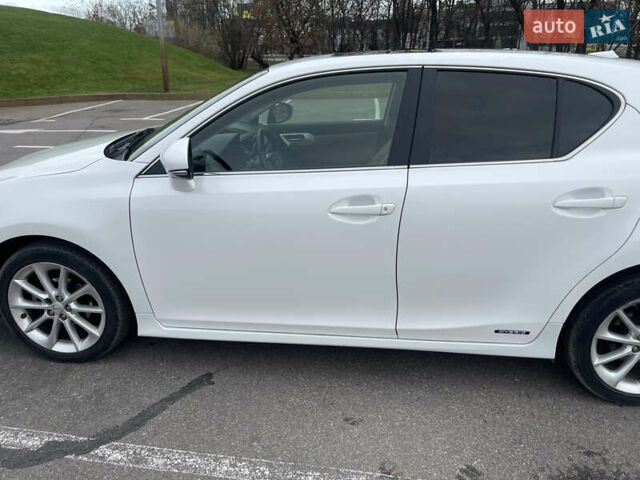 Белый Лексус СТ, объемом двигателя 1.8 л и пробегом 184 тыс. км за 11000 $, фото 16 на Automoto.ua