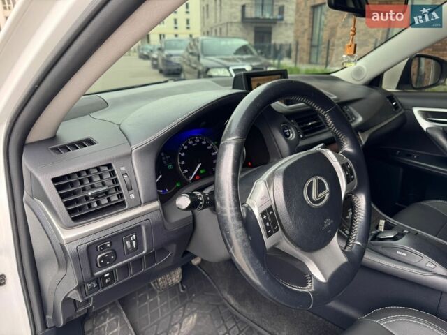 Белый Лексус СТ, объемом двигателя 1.8 л и пробегом 293 тыс. км за 11000 $, фото 10 на Automoto.ua