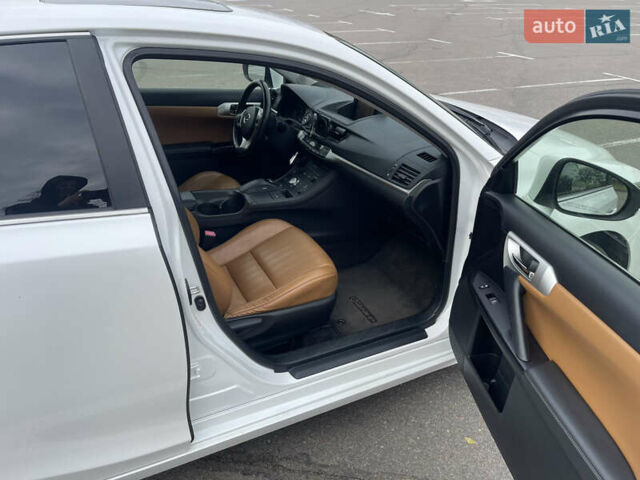 Белый Лексус СТ, объемом двигателя 1.8 л и пробегом 184 тыс. км за 11000 $, фото 14 на Automoto.ua