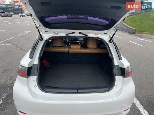 Белый Лексус СТ, объемом двигателя 1.8 л и пробегом 184 тыс. км за 11000 $, фото 15 на Automoto.ua