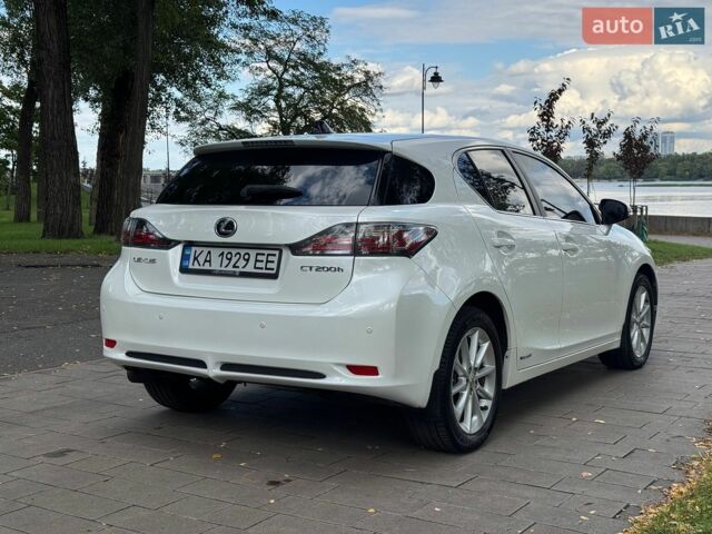 Білий Лексус СТ, об'ємом двигуна 1.8 л та пробігом 140 тис. км за 14000 $, фото 13 на Automoto.ua