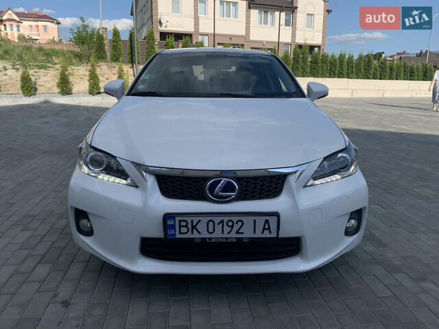 Белый Лексус СТ, объемом двигателя 1.8 л и пробегом 111 тыс. км за 13500 $, фото 2 на Automoto.ua