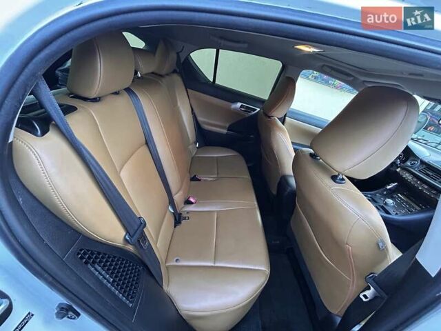 Белый Лексус СТ, объемом двигателя 1.8 л и пробегом 159 тыс. км за 12500 $, фото 6 на Automoto.ua