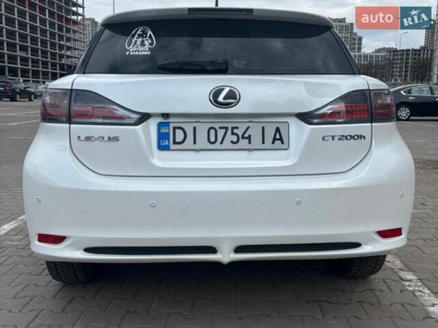 Белый Лексус СТ, объемом двигателя 1.8 л и пробегом 170 тыс. км за 12500 $, фото 2 на Automoto.ua