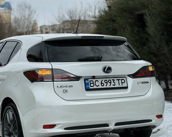 Білий Лексус СТ, об'ємом двигуна 1.8 л та пробігом 205 тис. км за 12500 $, фото 16 на Automoto.ua