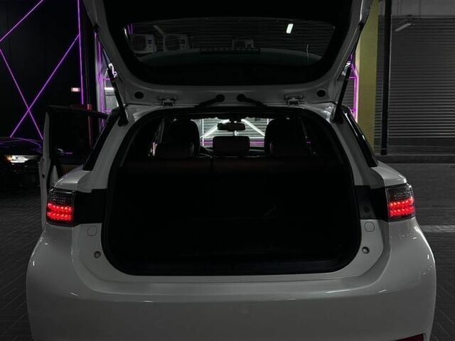 Белый Лексус СТ, объемом двигателя 1.8 л и пробегом 255 тыс. км за 13200 $, фото 11 на Automoto.ua