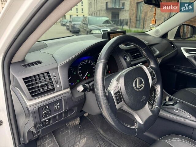 Білий Лексус СТ, об'ємом двигуна 1.8 л та пробігом 293 тис. км за 11000 $, фото 10 на Automoto.ua