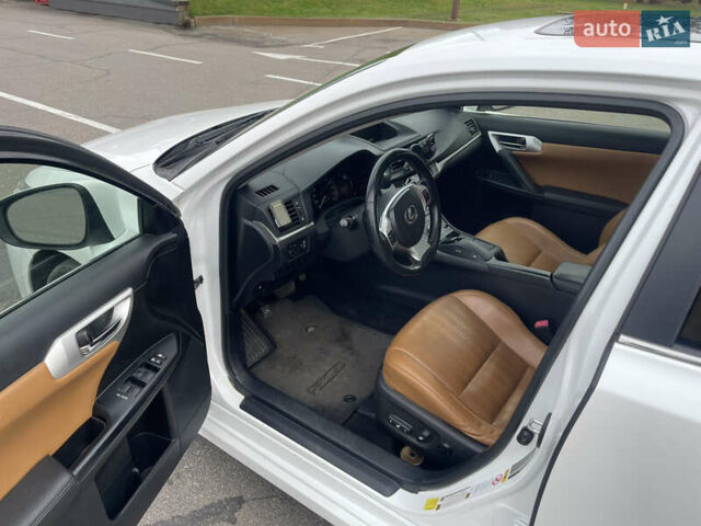 Белый Лексус СТ, объемом двигателя 1.8 л и пробегом 184 тыс. км за 11000 $, фото 13 на Automoto.ua