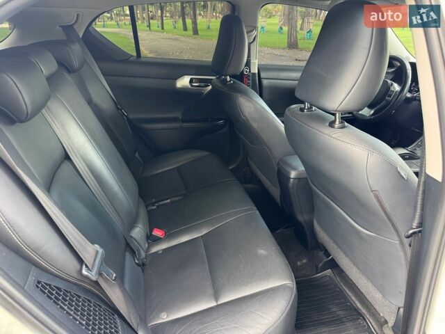 Білий Лексус СТ, об'ємом двигуна 1.8 л та пробігом 140 тис. км за 14000 $, фото 17 на Automoto.ua