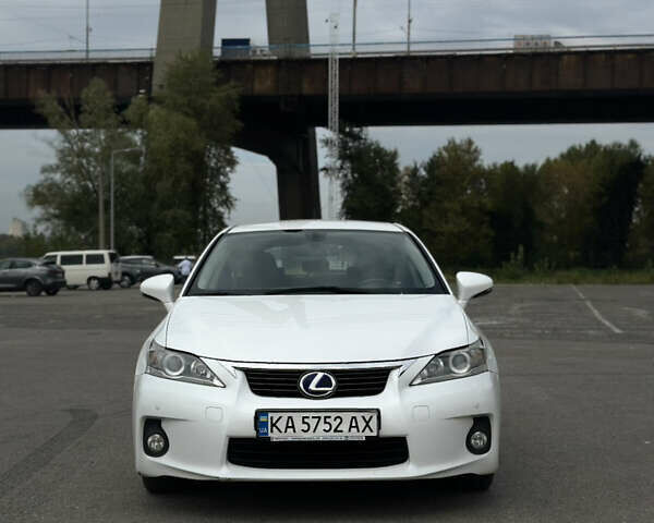 Лексус СТ 2011 в Киеве на Automoto.ua Белый Лексус СТ, объемом двигателя 1.8 л и пробегом 218 тыс. км за 10500 $, фото 1 на Automoto.ua