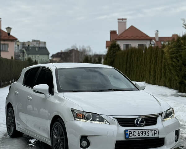 Білий Лексус СТ, об'ємом двигуна 1.8 л та пробігом 205 тис. км за 12500 $, фото 1 на Automoto.ua