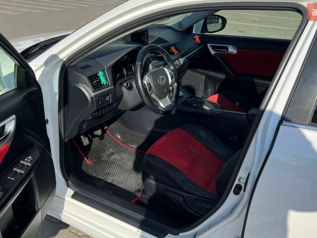 Белый Лексус СТ, объемом двигателя 1.8 л и пробегом 210 тыс. км за 12500 $, фото 5 на Automoto.ua