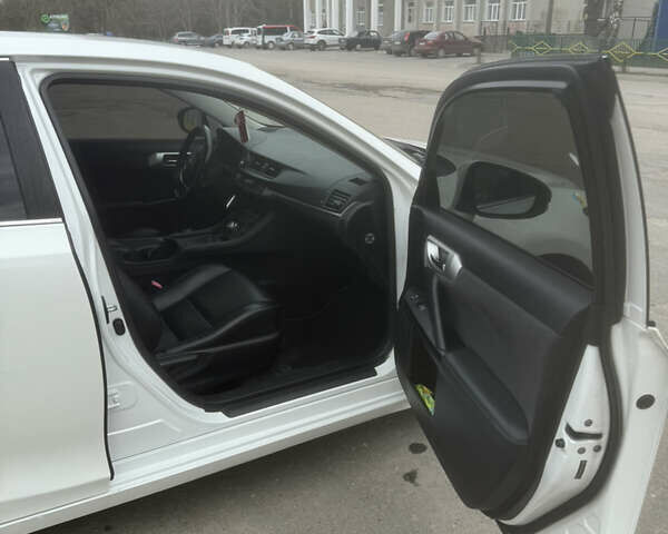 Белый Лексус СТ, объемом двигателя 1.8 л и пробегом 156 тыс. км за 12500 $, фото 10 на Automoto.ua