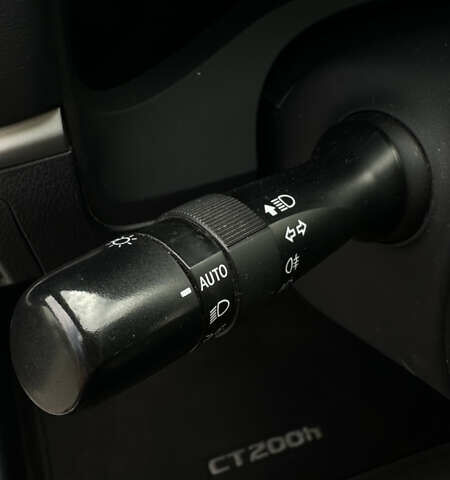 Лексус СТ 2011 в Киеве на Automoto.ua Белый Лексус СТ, объемом двигателя 1.8 л и пробегом 218 тыс. км за 10500 $, фото 10 на Automoto.ua