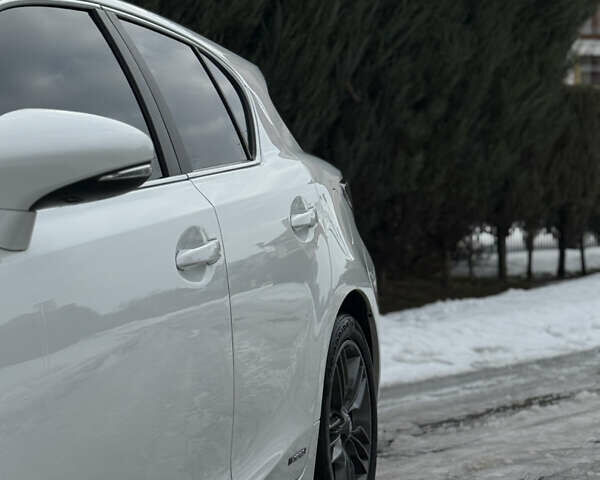 Білий Лексус СТ, об'ємом двигуна 1.8 л та пробігом 205 тис. км за 12500 $, фото 18 на Automoto.ua