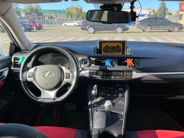 Білий Лексус СТ, об'ємом двигуна 1.8 л та пробігом 210 тис. км за 12500 $, фото 4 на Automoto.ua