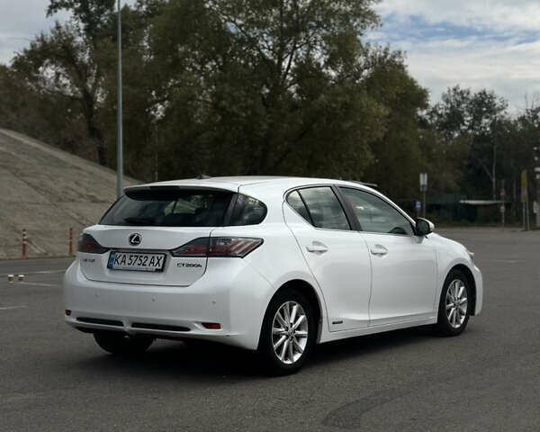 Лексус СТ 2011 в Киеве на Automoto.ua Белый Лексус СТ, объемом двигателя 1.8 л и пробегом 218 тыс. км за 10500 $, фото 4 на Automoto.ua