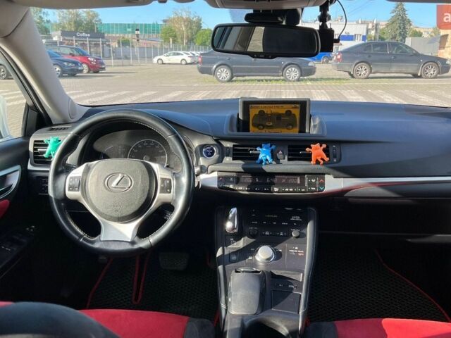 Белый Лексус СТ, объемом двигателя 1.8 л и пробегом 210 тыс. км за 12500 $, фото 4 на Automoto.ua
