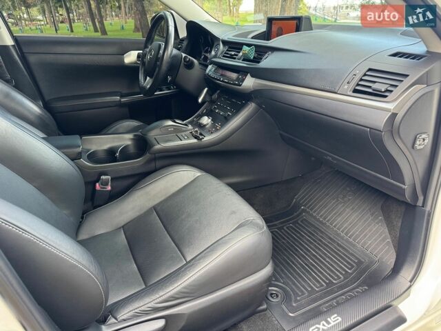 Білий Лексус СТ, об'ємом двигуна 1.8 л та пробігом 140 тис. км за 14000 $, фото 22 на Automoto.ua