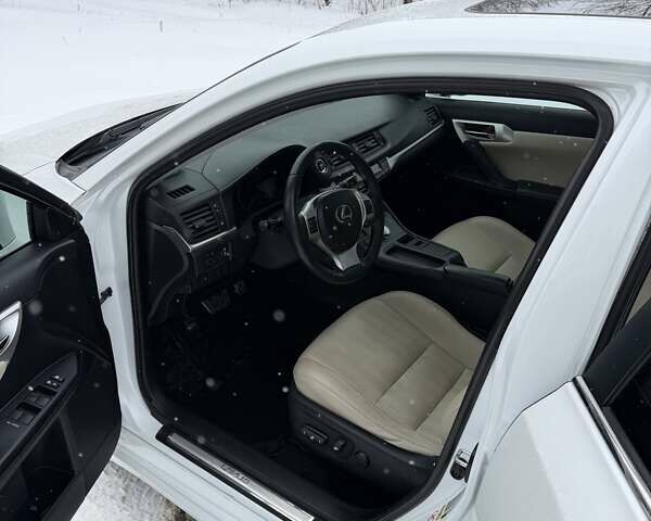 Белый Лексус СТ, объемом двигателя 1.8 л и пробегом 130 тыс. км за 13500 $, фото 8 на Automoto.ua