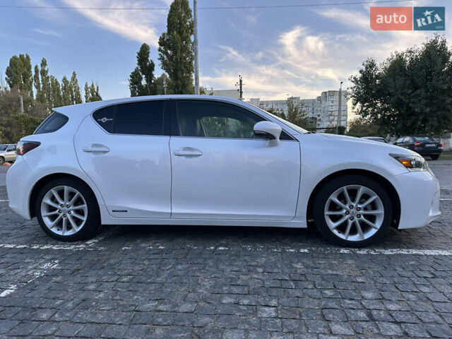 Белый Лексус СТ, объемом двигателя 1.8 л и пробегом 270 тыс. км за 11249 $, фото 1 на Automoto.ua